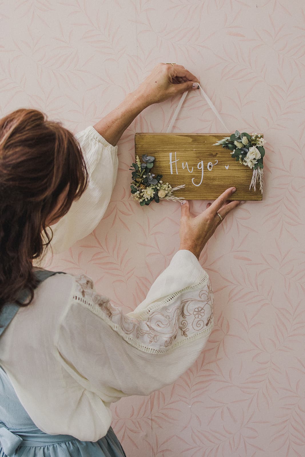 Cartel de madera barnizado