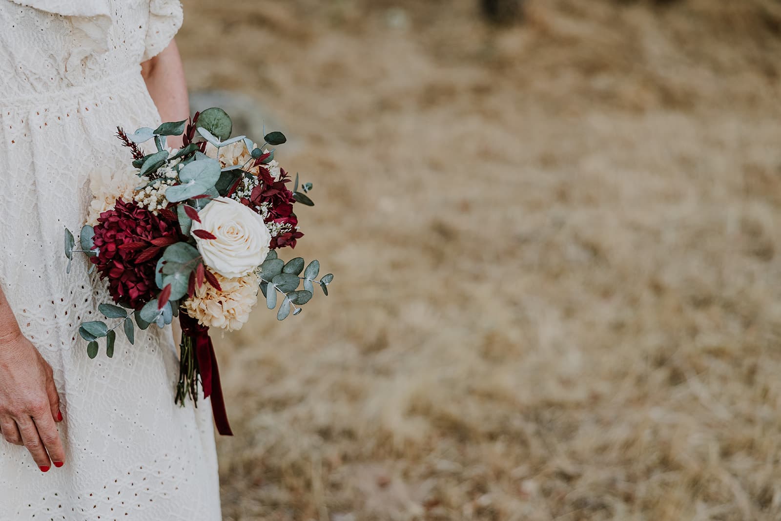 Novia con el ramo Vendimia, de rosa blanca, hortensia granate y eucalipto