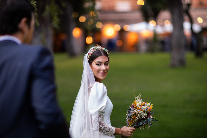 La novia del vestido romantico y el ramo silvestre 7