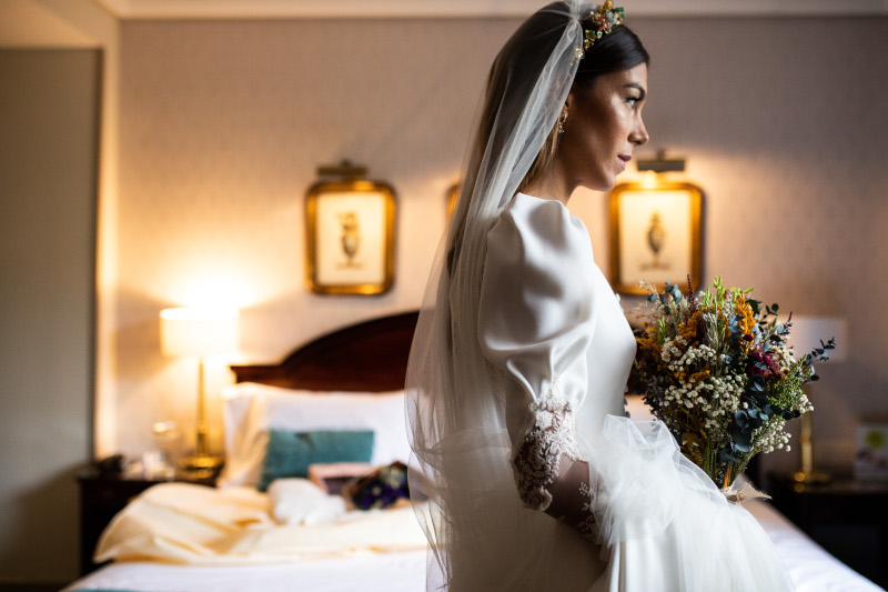 La novia del vestido romantico y el ramo silvestre 4