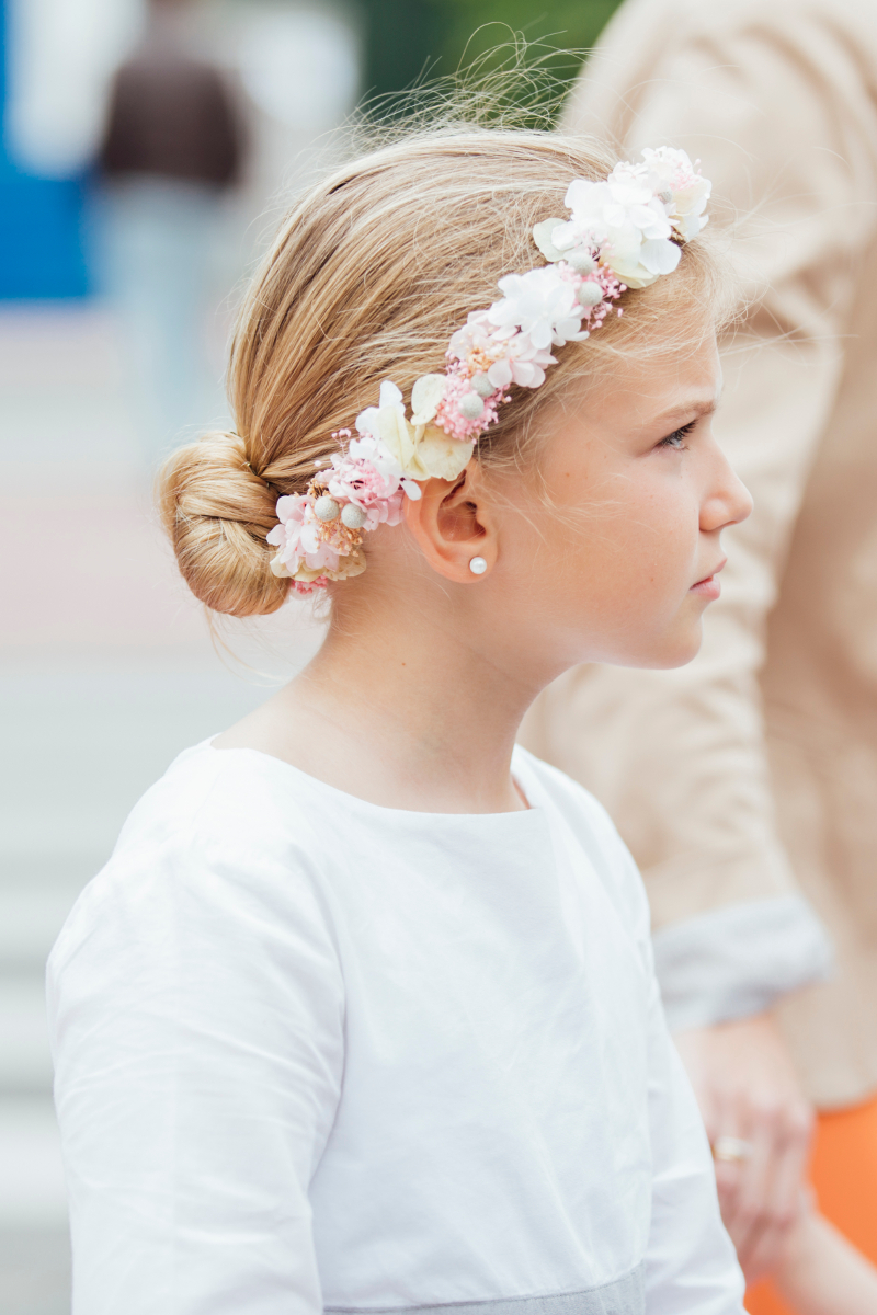 Tocados y diademas con flores para niñas en su Primera Comunión