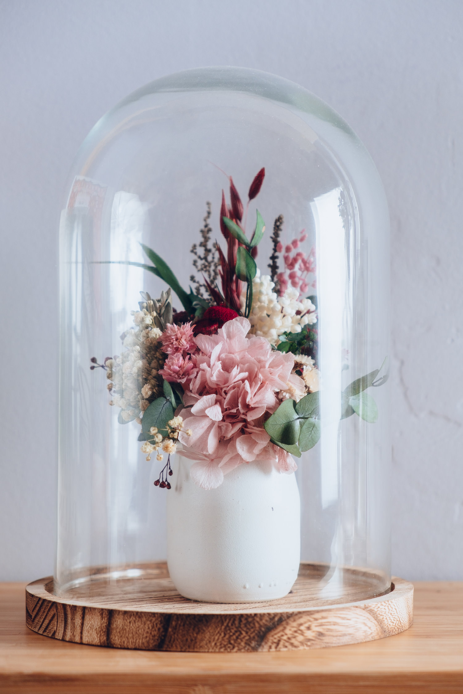 Cúpula de cristal con centro de flores preservadas