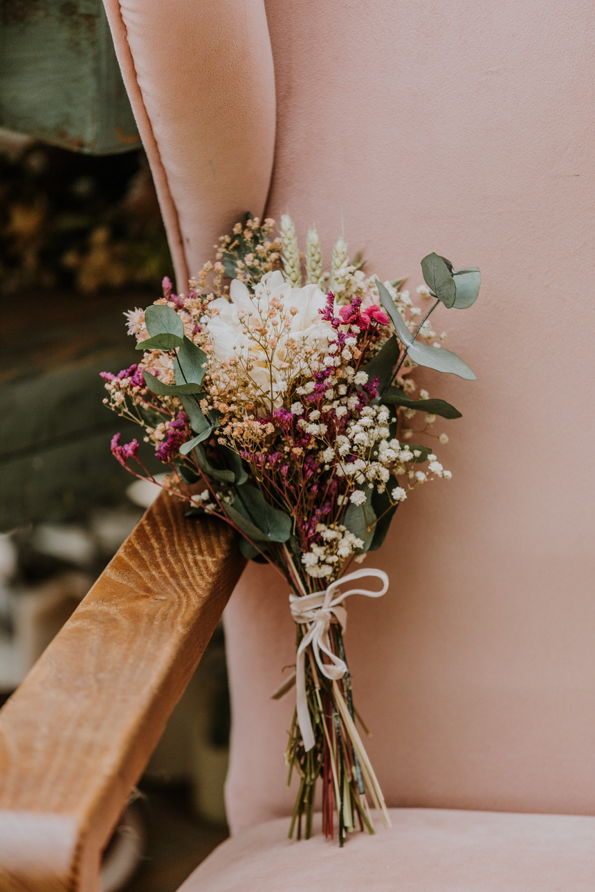 Ramito con hortensia y flores silvestres en tonos coloridos